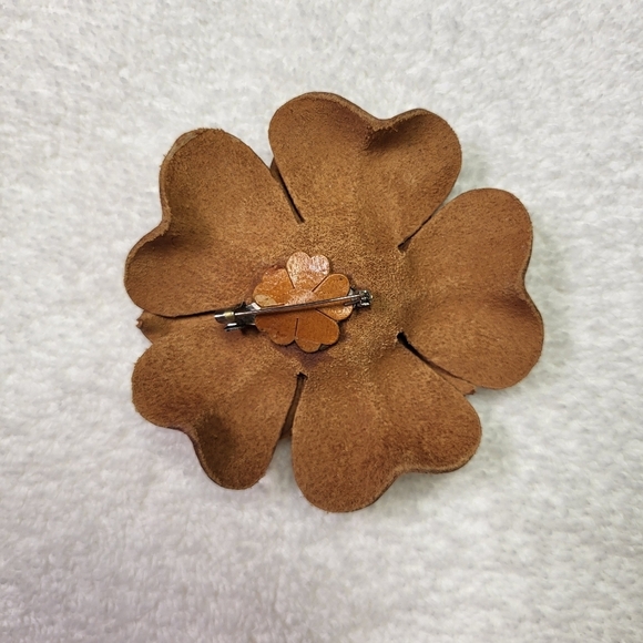 Golden Leather Flower Brooch - Lapel Pin  - Scarf Pin - Picture 4 of 6